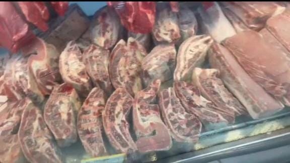 Delegacia do Consumidor apreende 350 Kg de alimentos estragados em um mercado em Belford Roxo